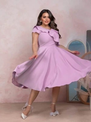 Zdjęcie produktu Sukienka do 46 liliowa midi rozkloszowana elegancka z falbaną dostępna też plus size Falbana PERFE