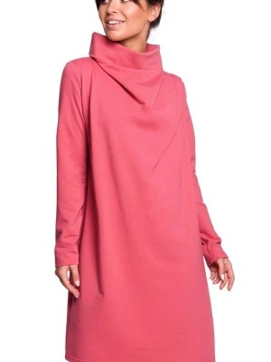 Zdjęcie produktu Sukienka dresowa oversize trapezowa z wysokim kołnierzem różowa Sukienki.shop