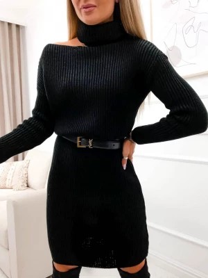 Zdjęcie produktu Sukienka dzianinowa czarna sweterkowa z golfem i rozcięciem na ramieniu Pola PERFE
