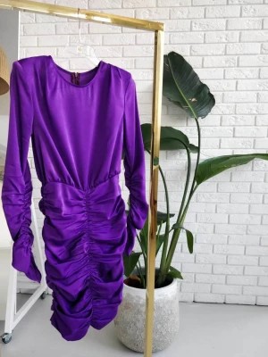 Zdjęcie produktu Sukienka elegancka fioletowa satynowa marszczona Emo PERFE