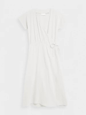 Zdjęcie produktu Sukienka kopertowa z bawełnianego muślinu midi - kremowa OUTHORN