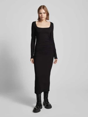 Zdjęcie produktu Sukienka midi z marszczeniami model ‘Agnes’ Gina Tricot