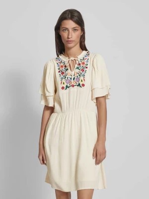 Zdjęcie produktu Sukienka o długości do kolan z kwiatowym haftem model ‘SINA BOHO’ Vero Moda