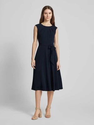 Zdjęcie produktu Sukienka o długości do kolan z wiązanym paskiem Christian Berg Woman Selection