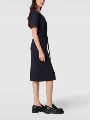 Zdjęcie produktu Sukienka o długości do kolan z wiązanym paskiem comma