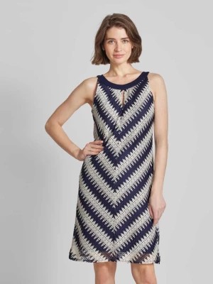 Zdjęcie produktu Sukienka o długości do kolan z wycięciem w kształcie łezki MORE & MORE