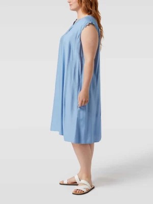 Zdjęcie produktu Sukienka PLUS SIZE o długości do kolan z dekoltem w serek ONLY CARMAKOMA