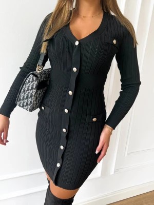 Zdjęcie produktu Sukienka sweterkowa czarna dopasowana ze zdobnymi złotymi guzikami dekolt V Eva PERFE