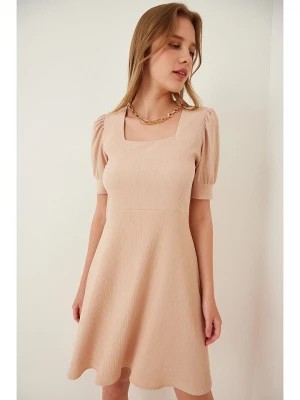 Zdjęcie produktu Jumeon Sukienka w kolorze beżowym rozmiar: 40