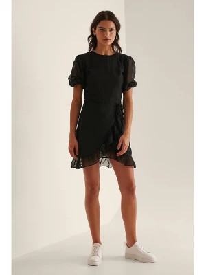 Zdjęcie produktu NA-KD Sukienka w kolorze czarnym rozmiar: 38