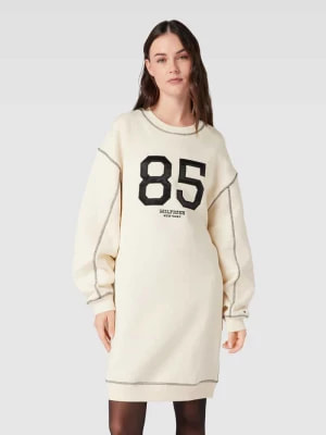 Zdjęcie produktu Sukienka z dzianiny dresowej o długości do kolan z naszywkami model ‘VARSITY 85’ Tommy Hilfiger