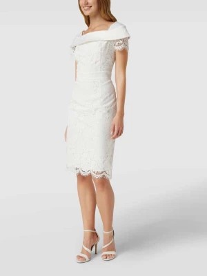 Zdjęcie produktu Suknia ślubna z krótkim rękawem i kwiatowymi haftami Apart Glamour