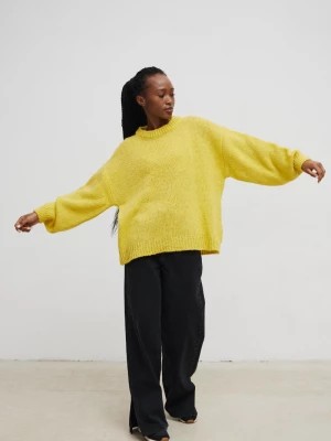 Zdjęcie produktu Sweter oversize z bufiastymi rękawami w kolorze LEMON - RIVERO-UNI marsala-butik.pl