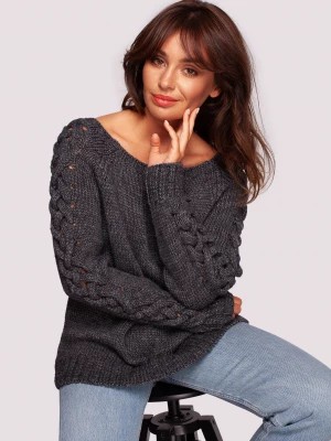 Zdjęcie produktu Sweter z szerokim dekoltem i warkoczem na rękawach - szary Merg