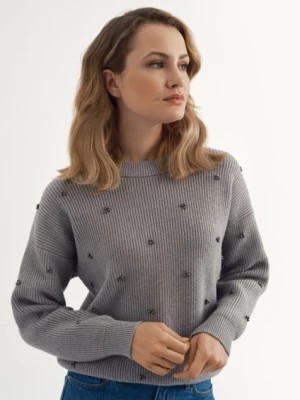 Zdjęcie produktu Szary sweter damski z aplikacjami OCHNIK