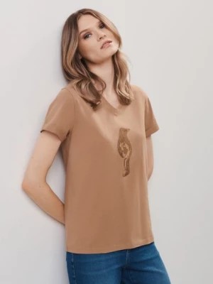 Zdjęcie produktu T-shirt damski w kolorze camel z aplikacją wilgi OCHNIK