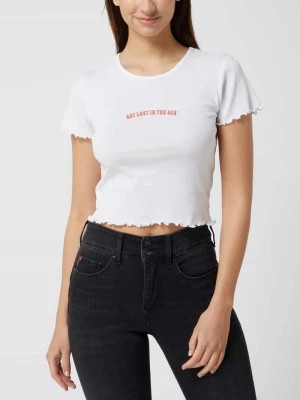 Zdjęcie produktu T-shirt krótki z falistym dołem model ‘Sandy’ Gina Tricot