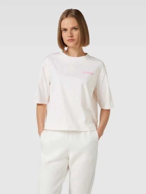Zdjęcie produktu T-shirt krótki z nadrukiem z logo na całej powierzchni model ‘ALETHA’ Guess Activewear
