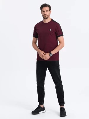 Zdjęcie produktu T-shirt męski bawełniany z kontrastującymi wstawkami - bordowy V2 S1632
 -                                    M