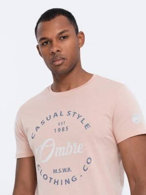 Zdjęcie produktu T-shirt męski bawełniany z nadrukiem - jasnoróżowy V3 S1752
 -                                    XL