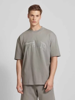 Zdjęcie produktu T-shirt o kroju oversized z nadrukiem z logo model ‘GILFORD’ Pegador