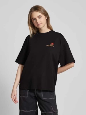 Zdjęcie produktu T-shirt o kroju oversized z nadrukiem z motywem i logo model ‘MARAMIE’ Pegador
