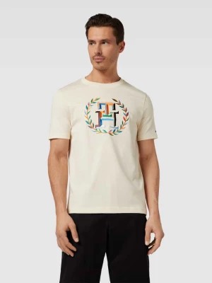 Zdjęcie produktu T-shirt o kroju regular fit z wyhaftowanym logo Tommy Hilfiger