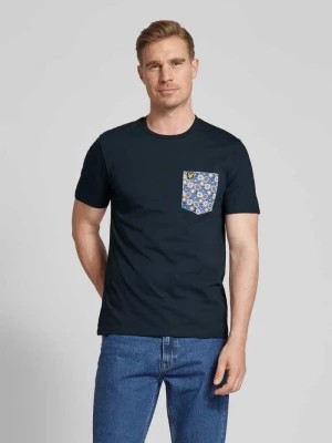 Zdjęcie produktu T-shirt z kieszenią na piersi z kwiatowym wzorem Lyle & Scott