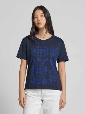 Zdjęcie produktu T-shirt z kwiatowym wzorem model ‘MAARLA FLOWER POWAA’ ARMEDANGELS