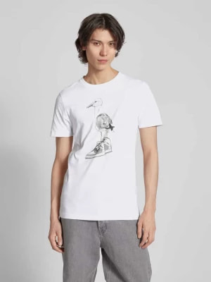 Zdjęcie produktu T-shirt z nadrukiem z motywem model ‘Seagull Sneaker’ mister tee