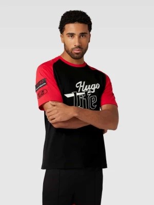 Zdjęcie produktu T-shirt z wyhaftowanym logo i napisem model ‘Dilife’ HUGO