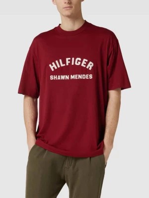 Zdjęcie produktu T-shirt z wyhaftowanym logo model ‘ARCHIVE’ Tommy Hilfiger