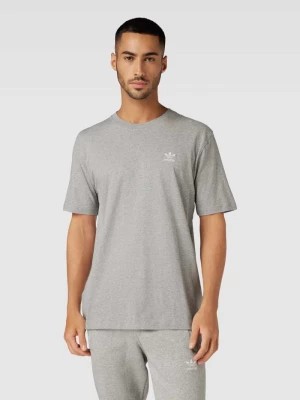 Zdjęcie produktu T-shirt z wyhaftowanym logo model ‘ESSENTIAL’ adidas Originals