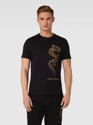 Zdjęcie produktu T-shirt z wyhaftowanym motywem model ‘Chinese Big Dragon’ Armani Exchange