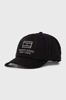 Zdjęcie produktu Tommy Jeans czapka z daszkiem bawełniana kolor czarny z aplikacją AW0AW15851