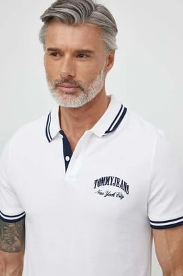 Zdjęcie produktu Tommy Jeans polo bawełniane kolor biały z aplikacją DM0DM18922