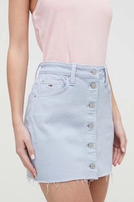 Zdjęcie produktu Tommy Jeans spódnica jeansowa kolor niebieski mini ołówkowa DW0DW17871