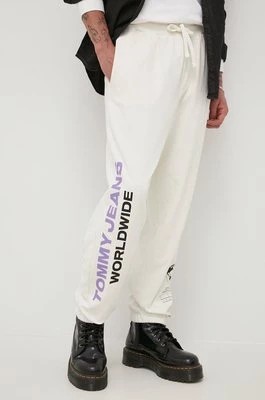 Zdjęcie produktu Tommy Jeans Spodnie bawełniane DM0DM12440.PPYY męskie kolor beżowy z nadrukiem