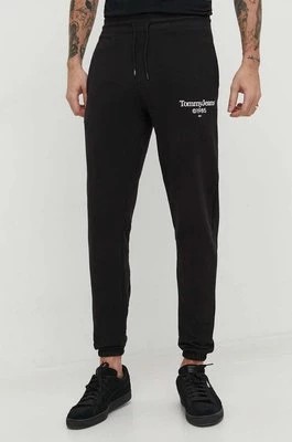 Zdjęcie produktu Tommy Jeans spodnie dresowe bawełniane kolor czarny z nadrukiem DM0DM18935