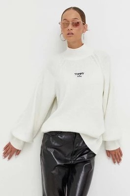 Zdjęcie produktu Tommy Jeans sweter damski kolor beżowy z półgolfem DW0DW16524