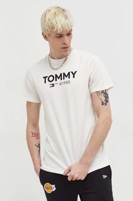 Zdjęcie produktu Tommy Jeans t-shirt bawełniany męski kolor beżowy z nadrukiem DM0DM18264