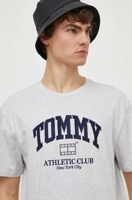 Zdjęcie produktu Tommy Jeans t-shirt bawełniany męski kolor szary z aplikacją DM0DM18557