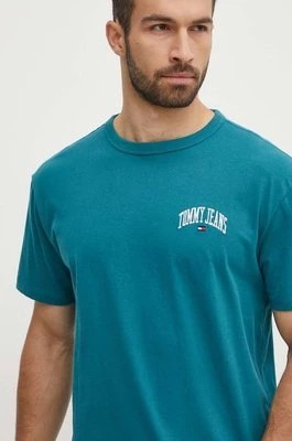 Zdjęcie produktu Tommy Jeans t-shirt bawełniany męski kolor zielony z aplikacją DM0DM18665