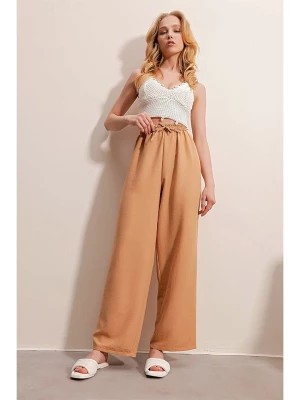 Zdjęcie produktu Trend Alacati Spodnie w kolorze jasnobrązowym rozmiar: XL