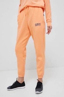 Zdjęcie produktu Under Armour spodnie dresowe kolor pomarańczowy gładkie