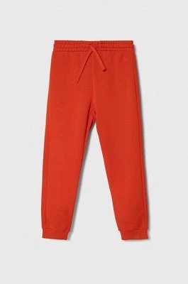 Zdjęcie produktu United Colors of Benetton spodnie dresowe bawełniane dziecięce kolor czerwony gładkie