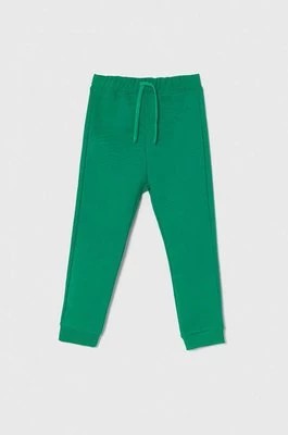 Zdjęcie produktu United Colors of Benetton spodnie dresowe bawełniane dziecięce kolor zielony gładkie