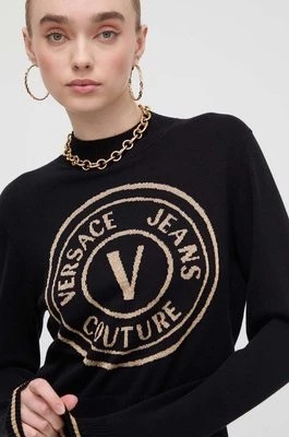 Zdjęcie produktu Versace Jeans Couture sweter kolor czarny lekki z półgolfem 76HAFM21 CMH40
