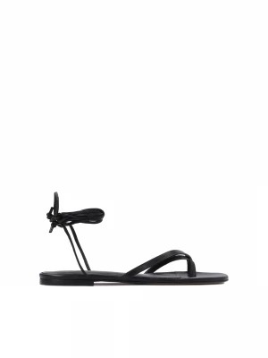 Zdjęcie produktu Wiązane czarne sandały na płaskiej podeszwie Kazar