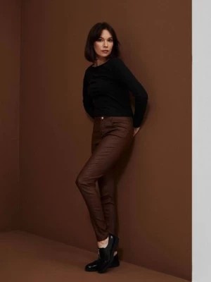 Zdjęcie produktu Woskowane spodnie typu rurki damskie- brązowe Moodo
